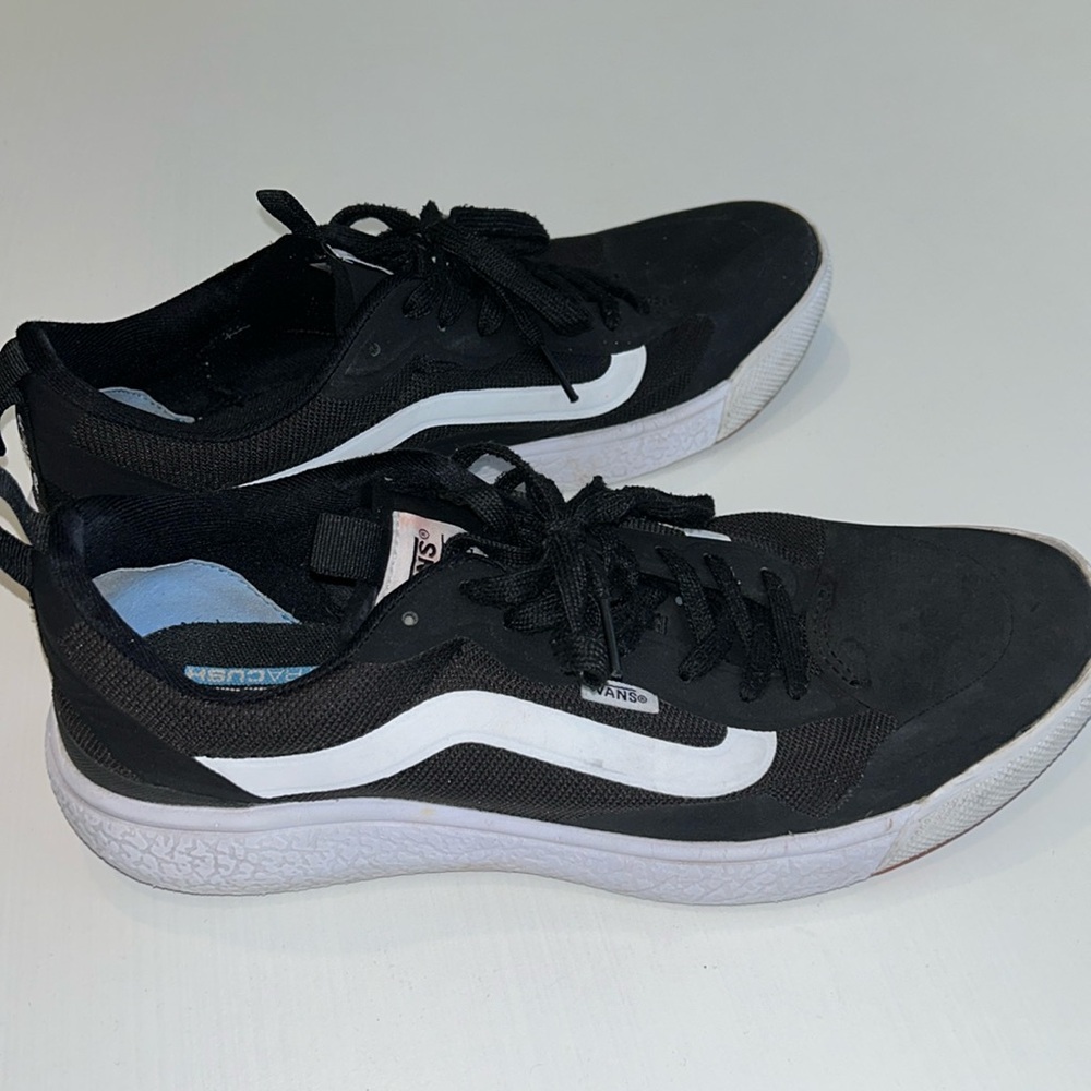 Vans Men’s Ultrarange Exo Athletic Sneakers/Shoe Black,White Men’s Size 10.5